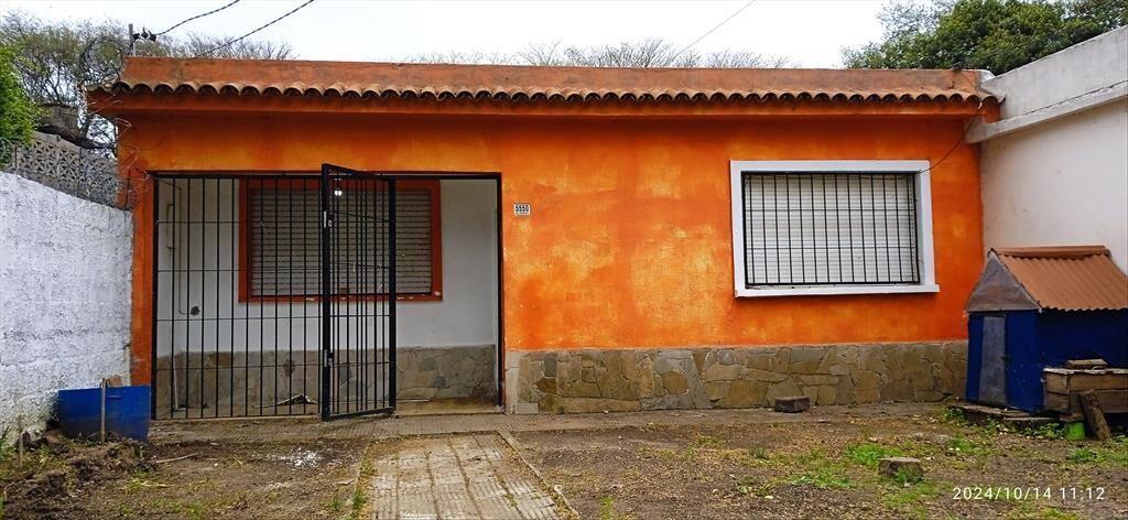 Dos casas alquiladas en venta a una cuadra de Av. Garzón.