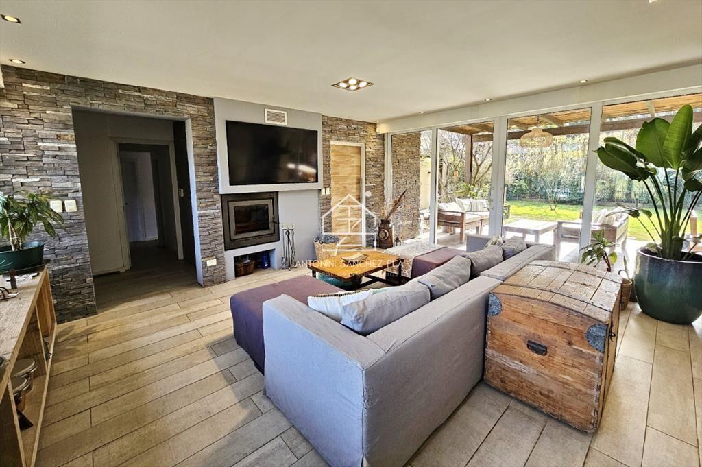 Casa de 5 dormitorios con piscina climatizada y