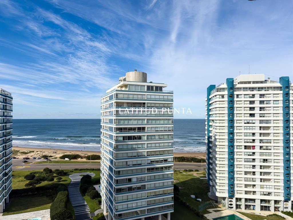 Apartamento en Brava, 2 dormitorios, piso alto