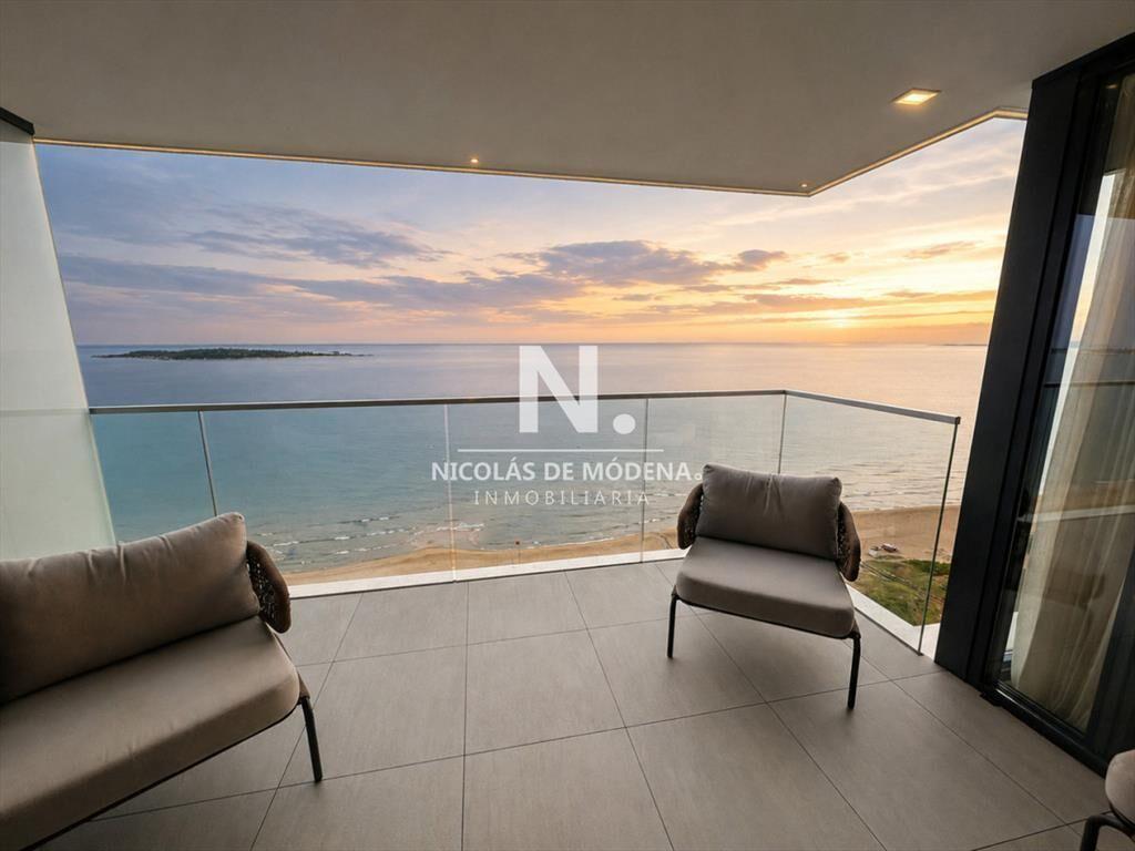 Vende apartamento de 3 dormitorios frente al mar