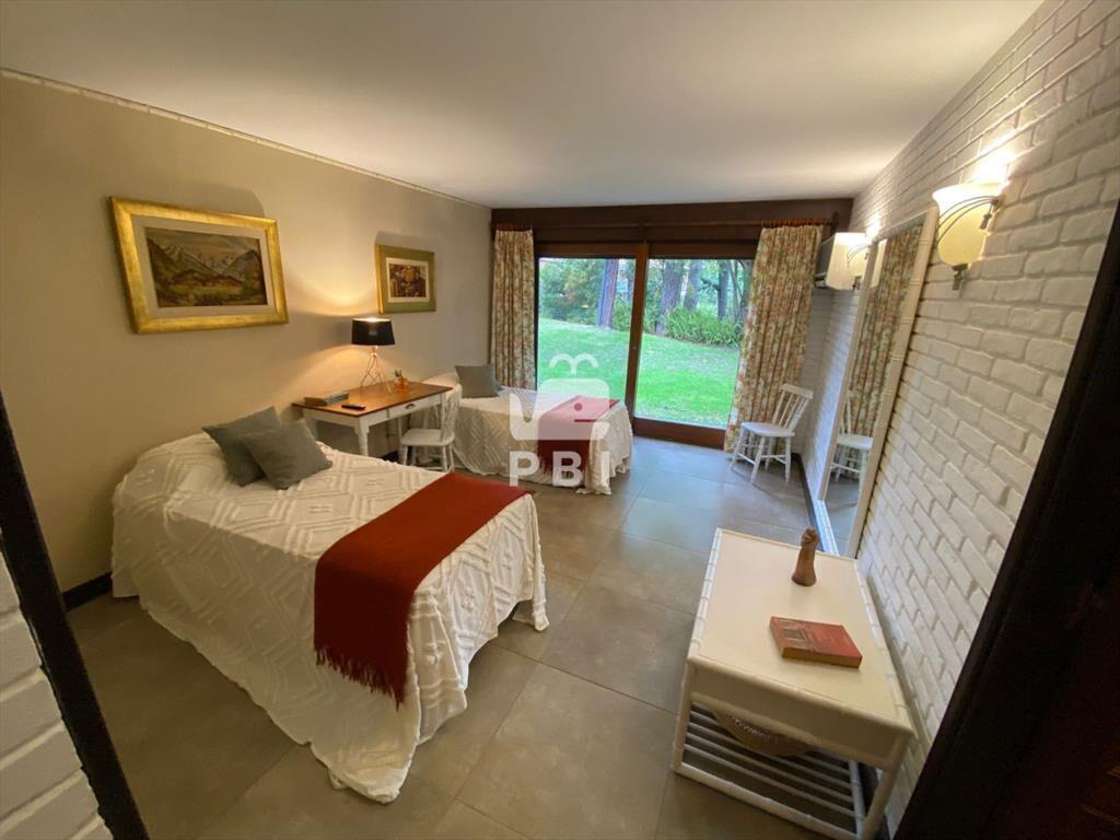 Venta casa 5 dormitorios, Playa Mansa - Ref :