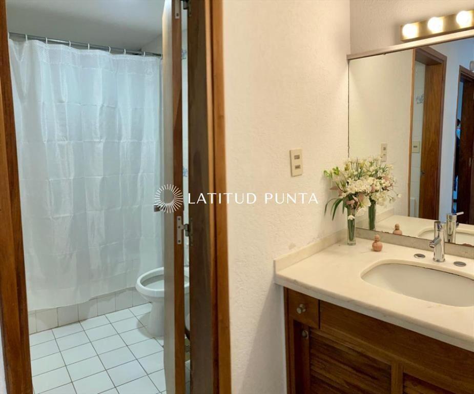 Apartamento de tres dormitorios con vista al mar