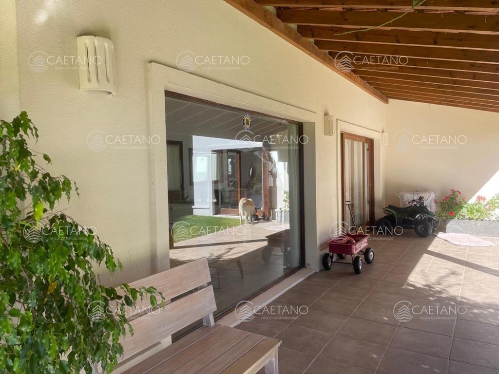 Vende impresionante casa en Punta Ballena de 2