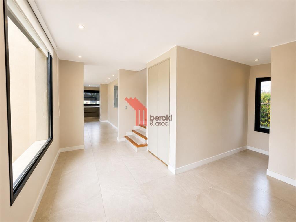 Venta de casa de 3 dormitorios, 3 baÃ±os y cuarto