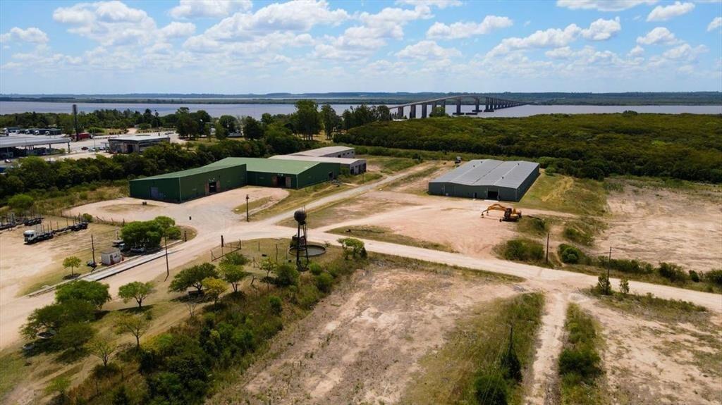 Venta depósitos y gran terreno Fray Bentos