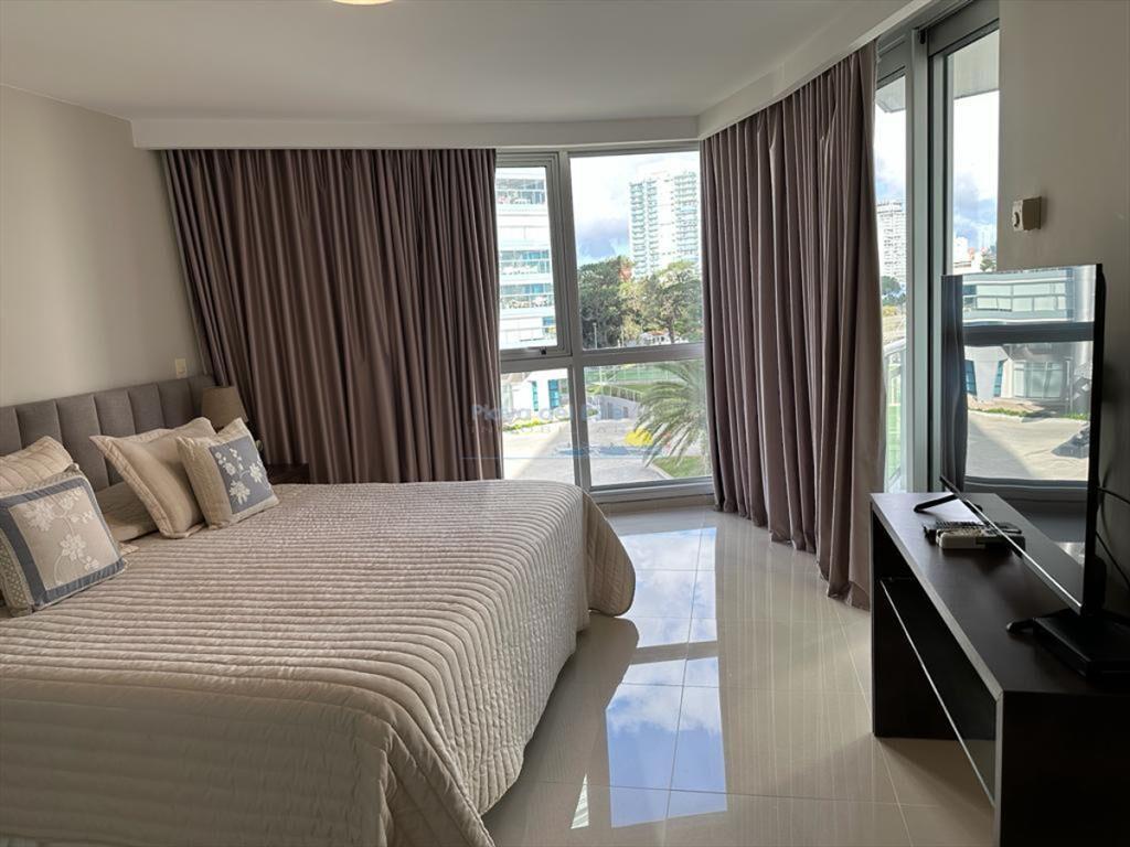 Apartamento en Venta de 3 Dormitorios en Punta ,