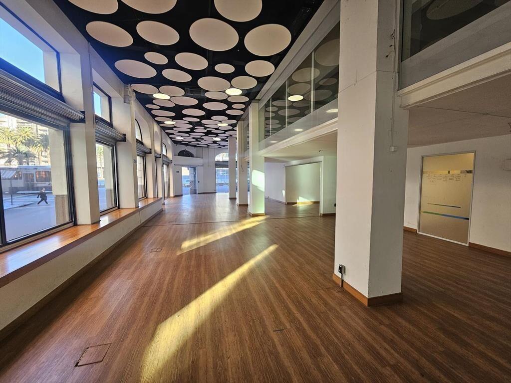 Plaza Independencia , gran esquina, 400 m2 , 15 mts de fren