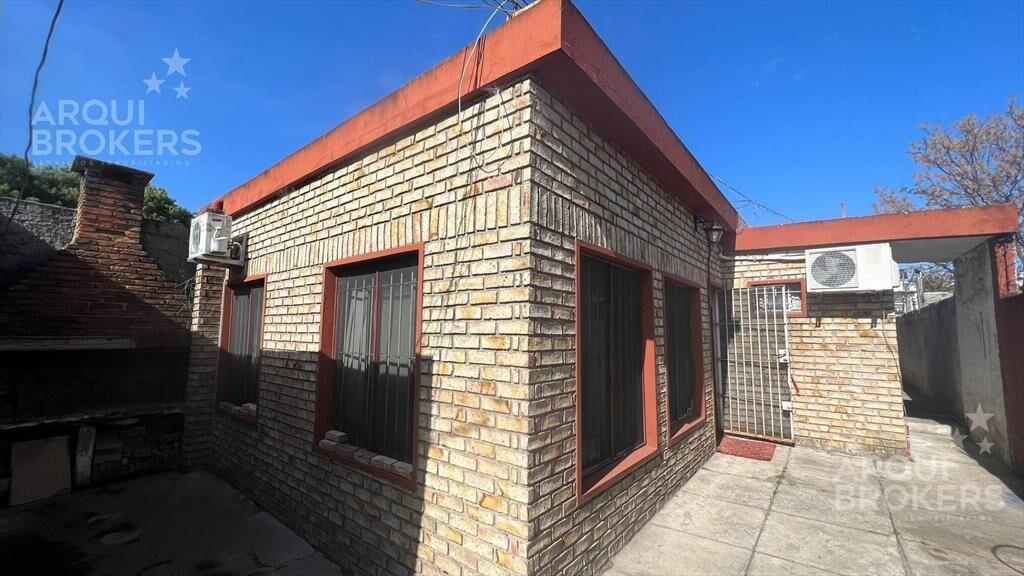 Casa de dos dormitorios en  venta en Jardines del Hipódromo