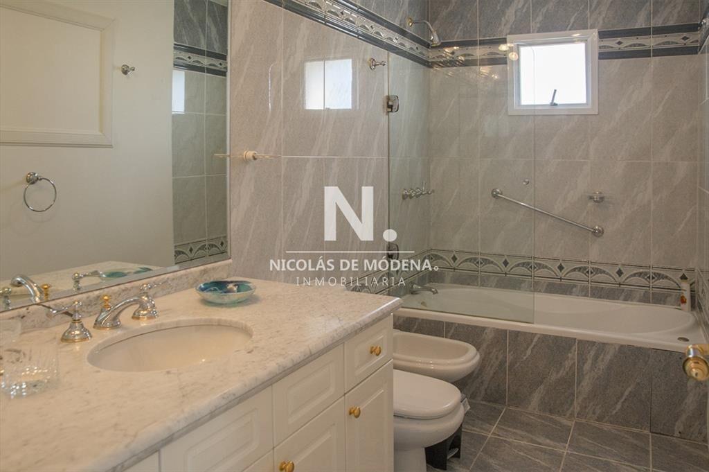 Departamento de 3 dormitorios en venta frente a Playa Mansa