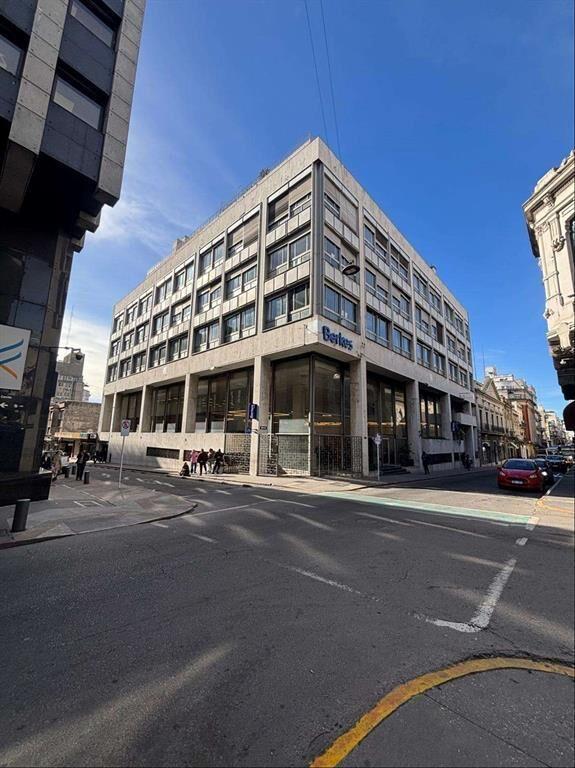 Venta Oficina con renta edificio corporativo Ciudad Vieja