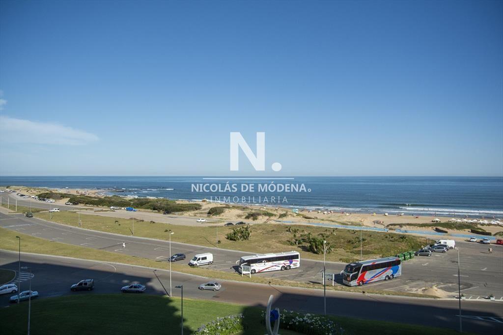 Vende apartamento de 3 dormitorios en Torre I, al