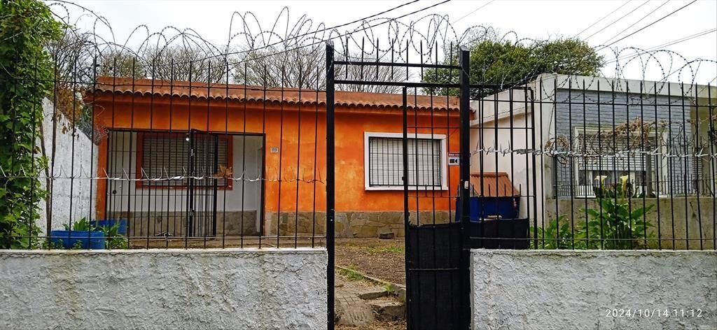 Dos casas alquiladas en venta a una cuadra de Av. Garzón.