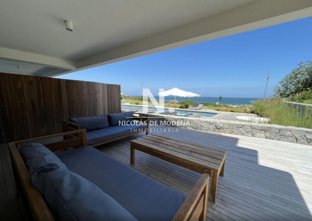 En venta apartamento en Manantiales de 3 dormitorios, con v