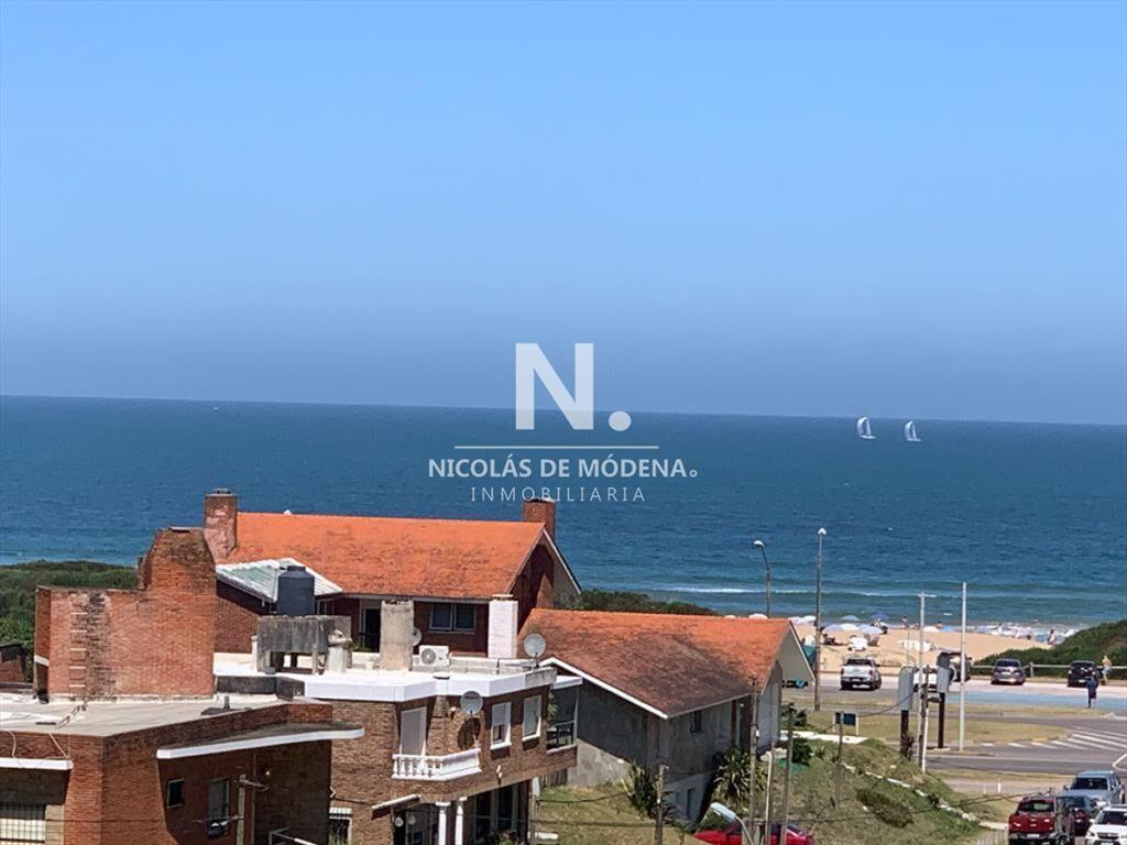 En Playa Brava, a pasos del mar.