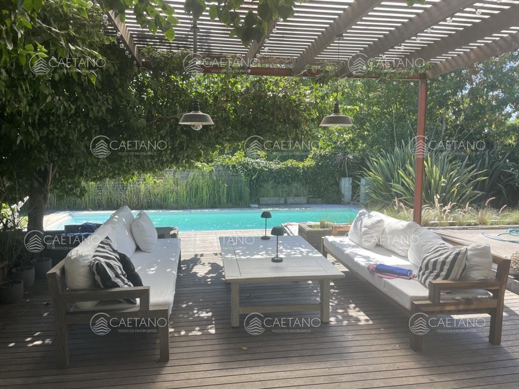 MODERNA CASA EN ZONA COLEGIOS 4 SUITES, BARBACOA