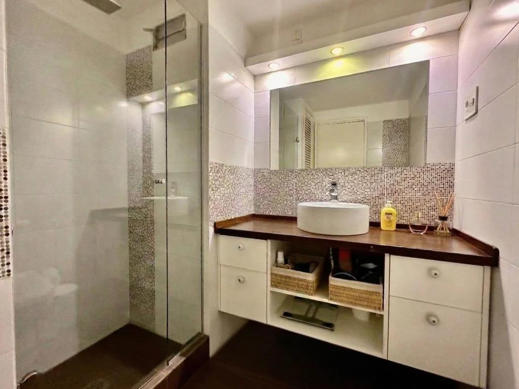 Venta de apartamento de 3 dormitorios y servicio en Villa Bi
