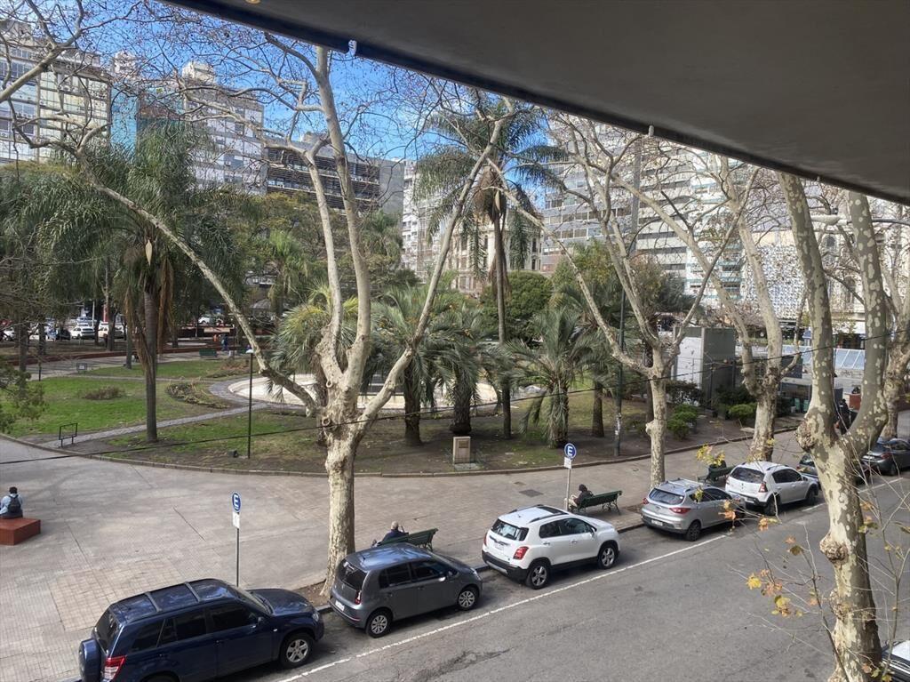 OFICINA, MUY COMODA CON EXCELENTE VISTA A LA PLAZA EL ENTRE