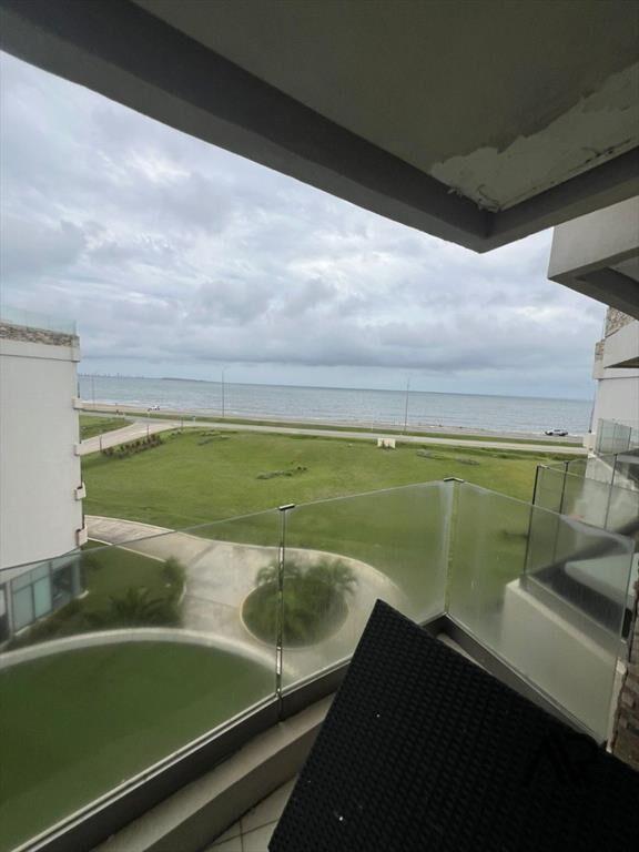 Apartamento en alquiler c/ cochera en Playa Mansa