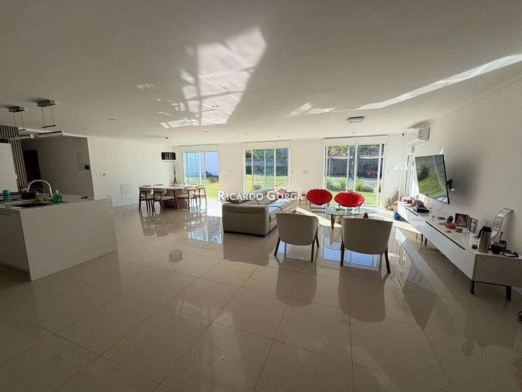Casa en venta con renta de 6 dormitorios a metros de la ...