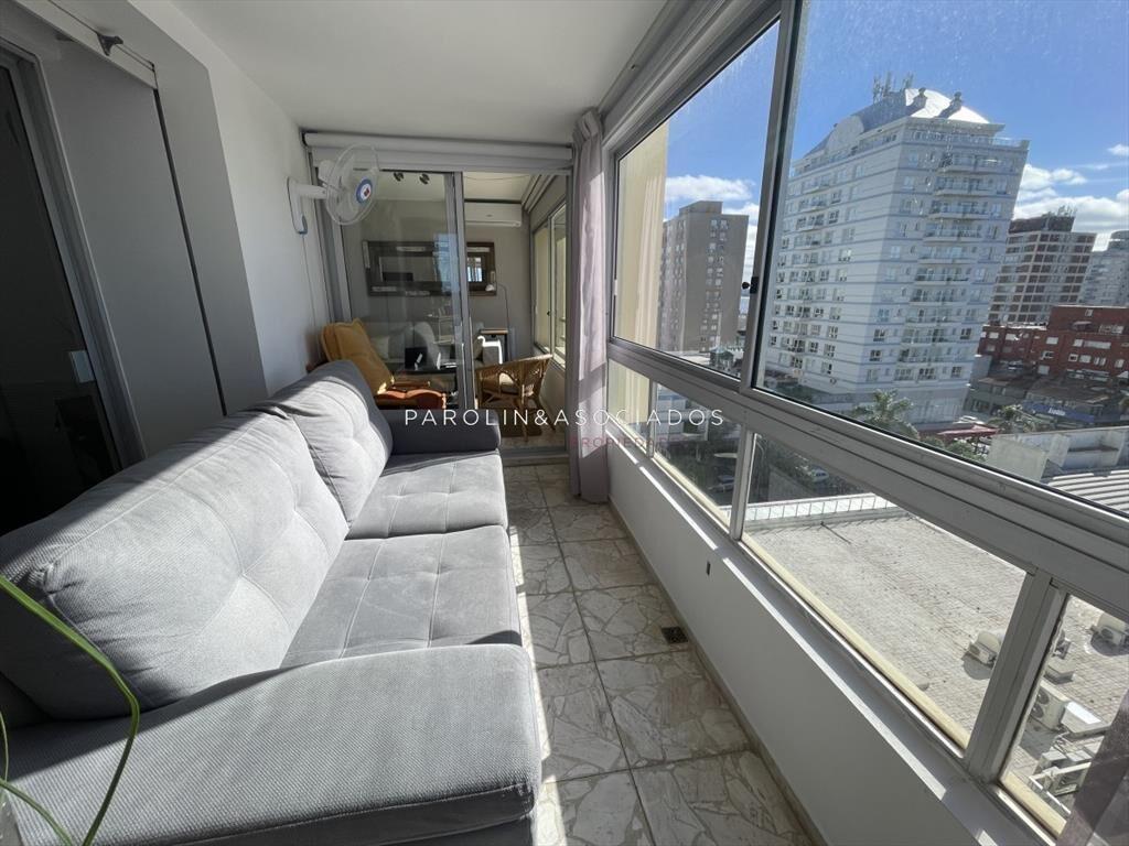 Apartamento en venta con vista al mar en edificio Libertado