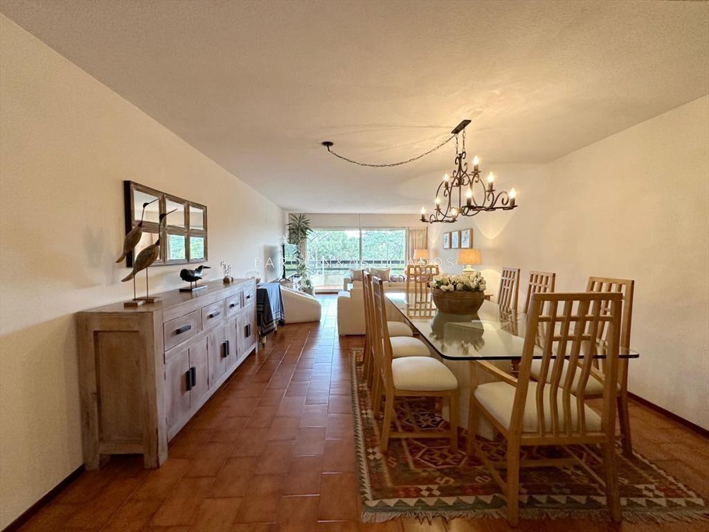 Apartamento de 3 dormitorios y dependencia de en