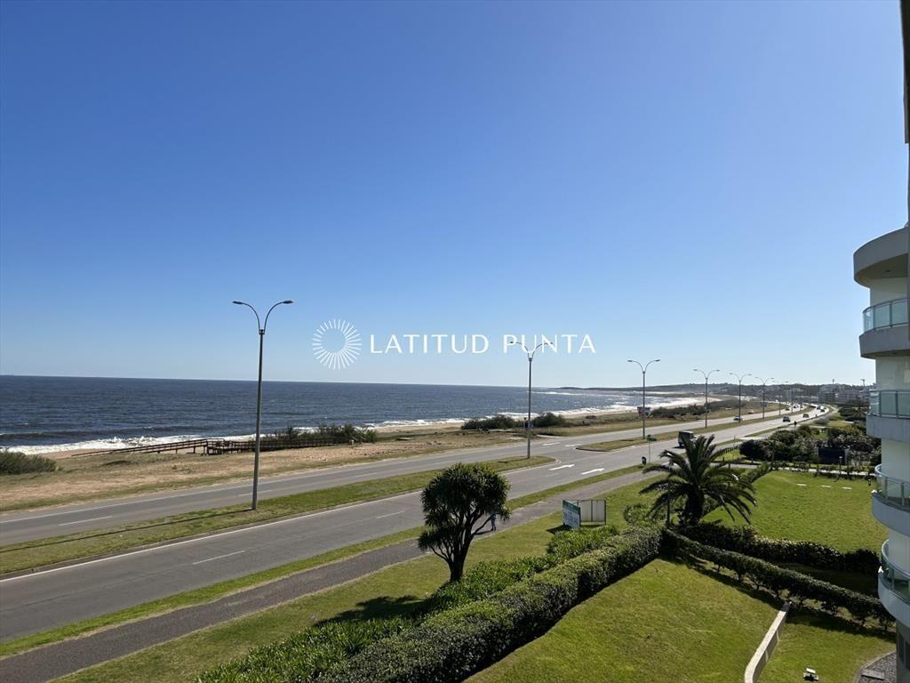 Crucero, apartamento de 3 dormitorios en primera