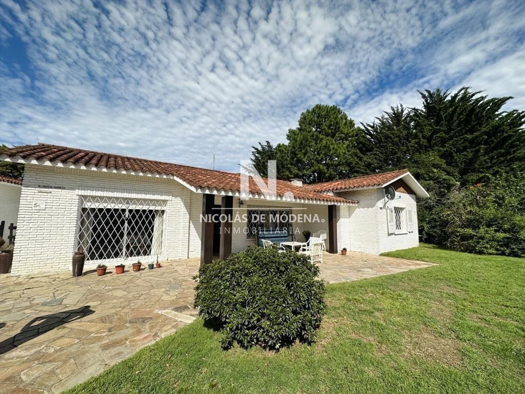 Casa de gran tamaño ubicada en agradable entorno