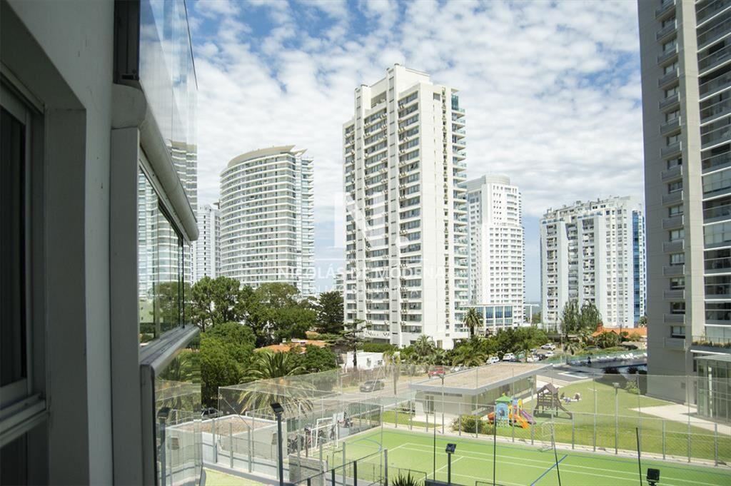 Vende departamento en Mansa de 3 dormitorios, con