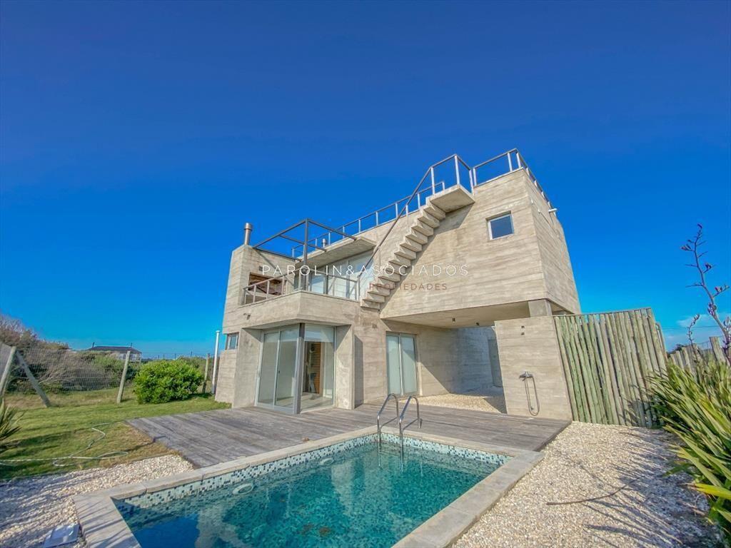 Casa en venta de 3 dormitorios en frente al mar de La Juani
