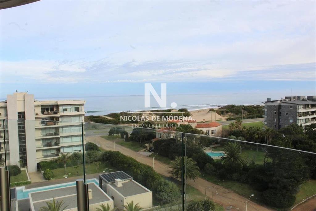 Vende apartamento de 2 dormitorios en Punta del