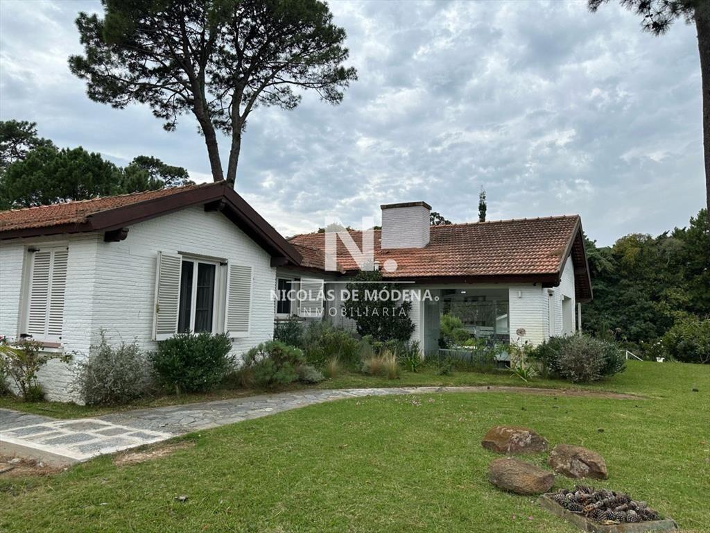 Casa ideal para clinica privada, zona comercial, Punta del