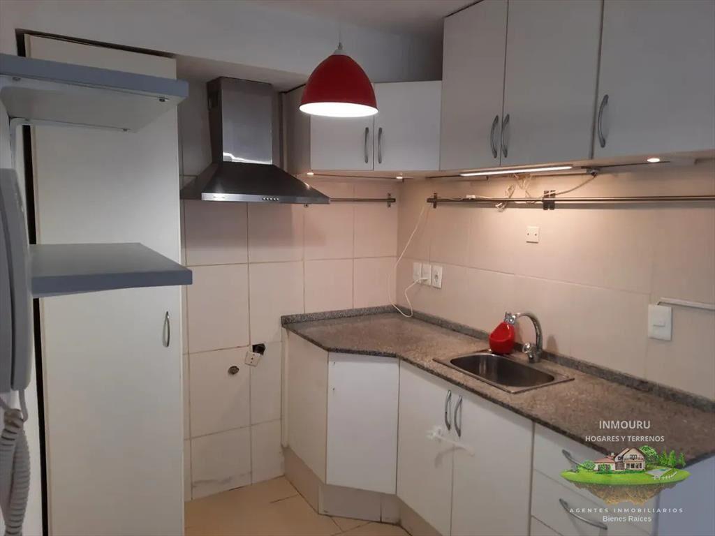 Alquilo luminoso apartamento de 2 dormitorios, 2 baños y c