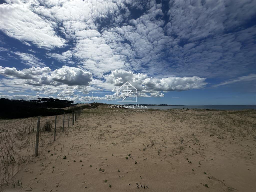 Venta en exclusiva terreno primera línea al mar