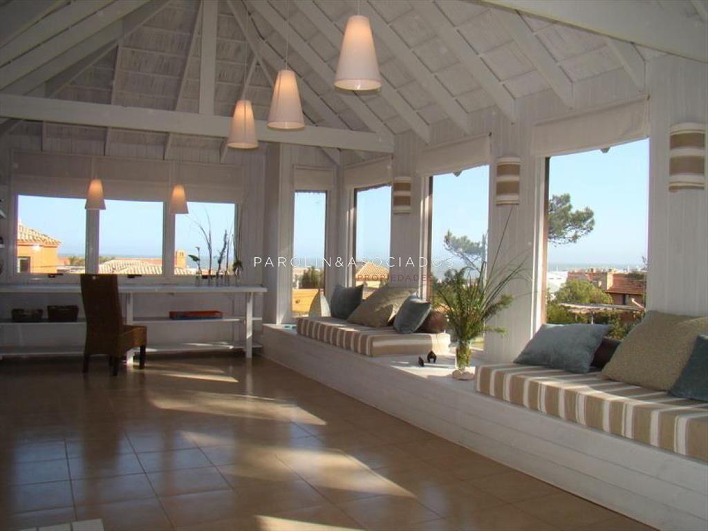 VENTA DE CASA DE 4 DORMITORIOS EN MONTOYA PUNTA