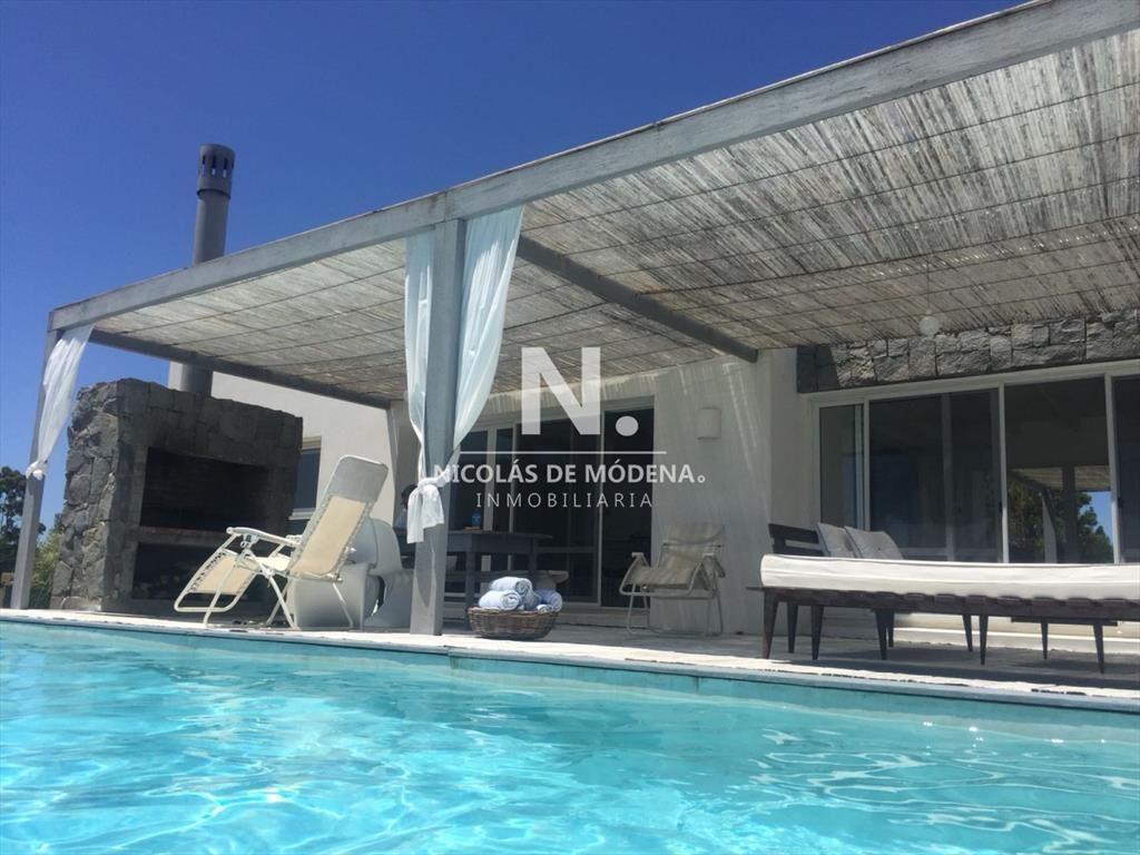 Casa en venta y alquiler de estilo minimalista dentro de Ba