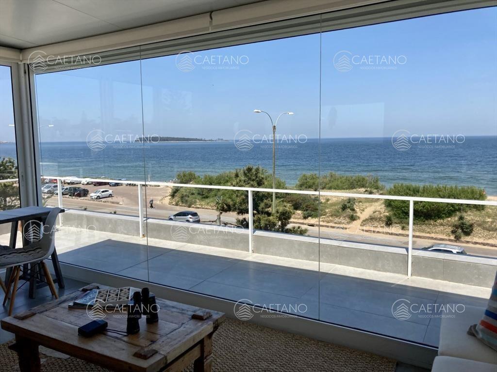 Casa Punta del Este en primera linea de la mansa