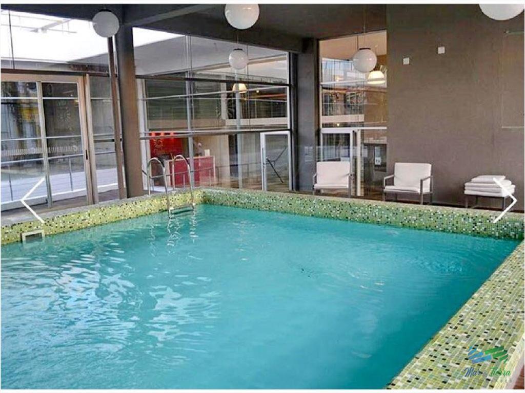 Vendo apartamento a 1 cuadra del puerto, edificio