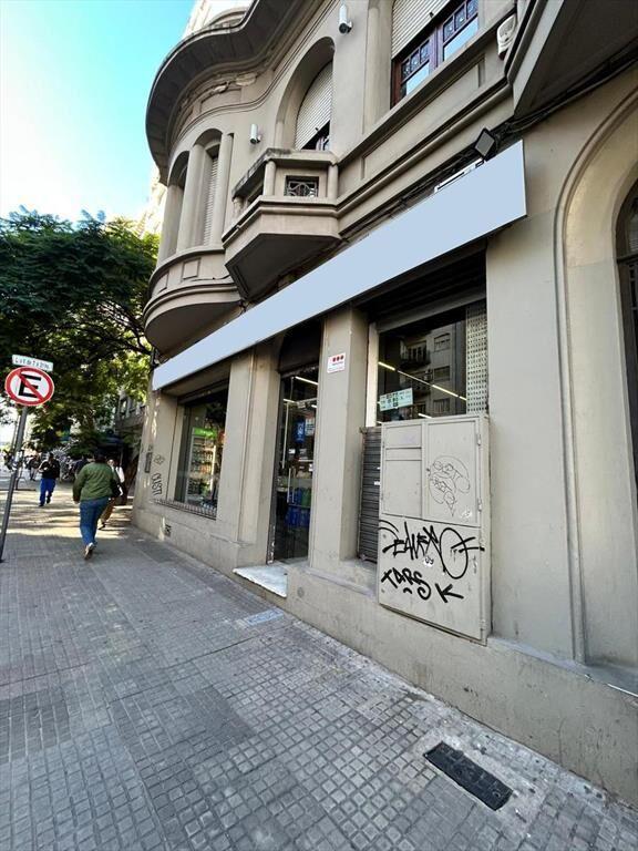 18 de Julio y Paullier, 9 mts de frente, 182 m2, con renta