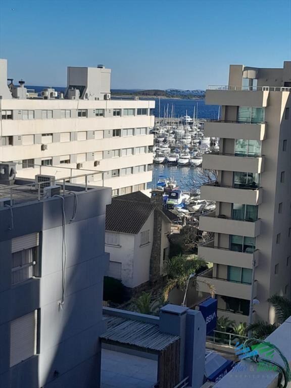 Peninsula con garaje