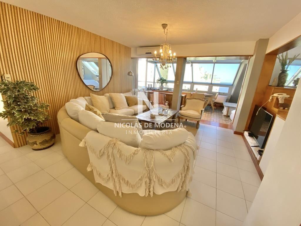 Vende apartamento de 3 dormitorios en Brava Punta
