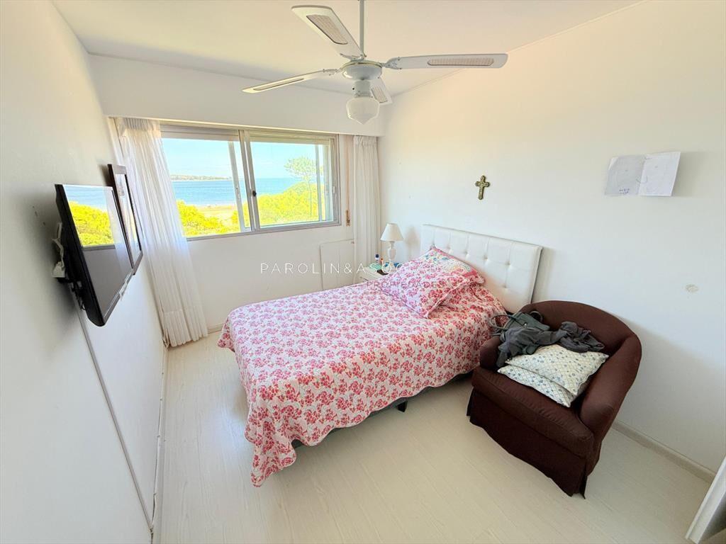 Apartamento con parrillero de 4 dormitorios al en