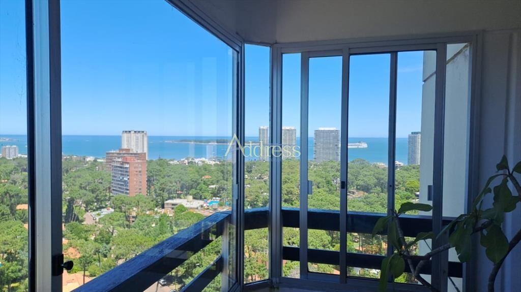 Vende apartamento de 2 dormitorios más servicio