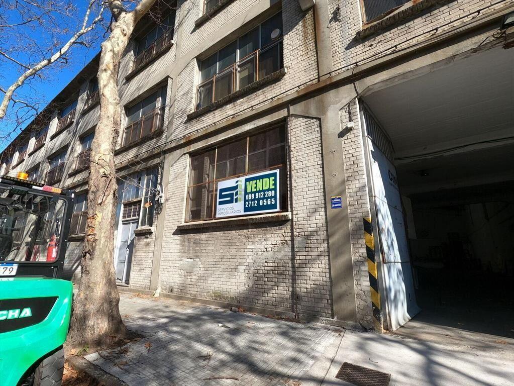 Venta Local Industrial en Aguada Av. Rondeau 5.300 metros