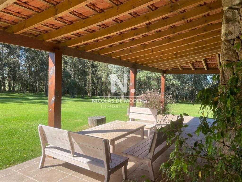 Vende impresionante casa en Punta Ballena de 2