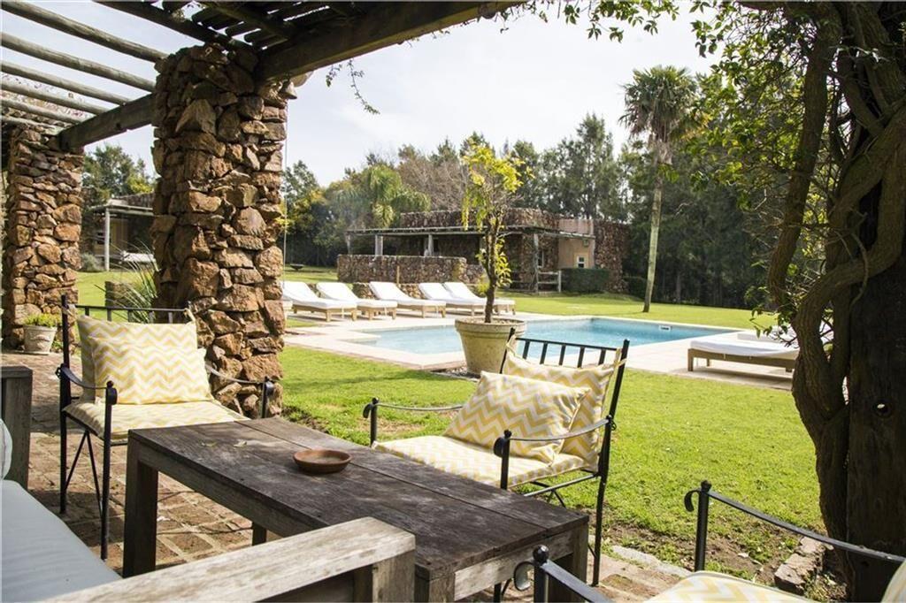 Casa en Manantiales alquiler 8 suites piscina