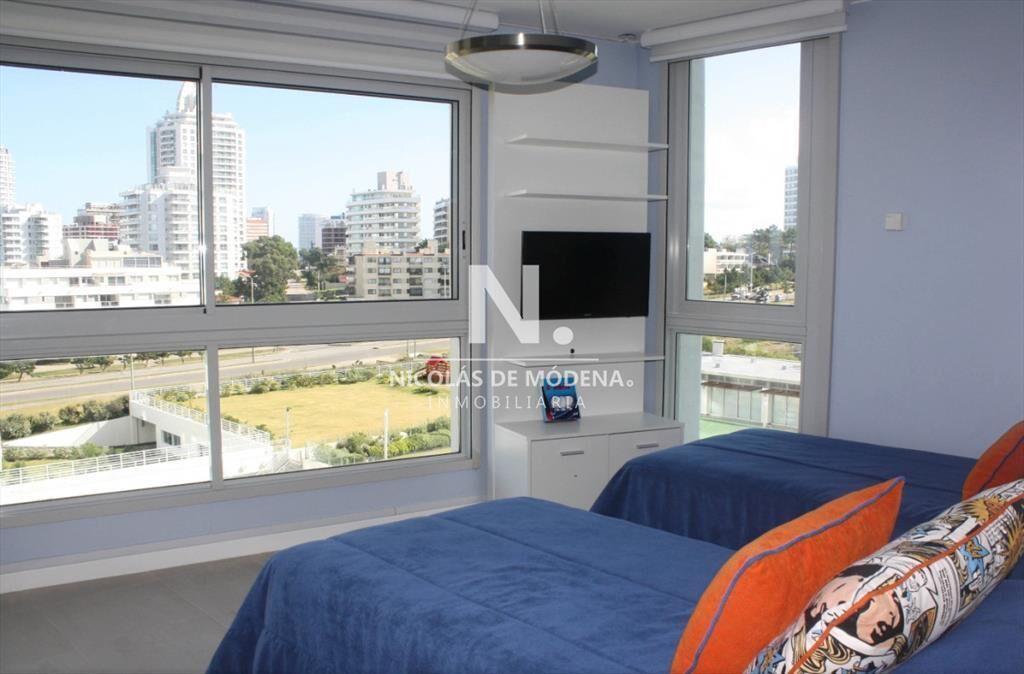 Apartamento de 3 dormitorios en Suite en Edificio
