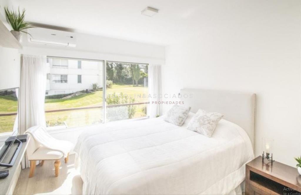 Apartamento de 4 dormitorios en Esturión Punta
