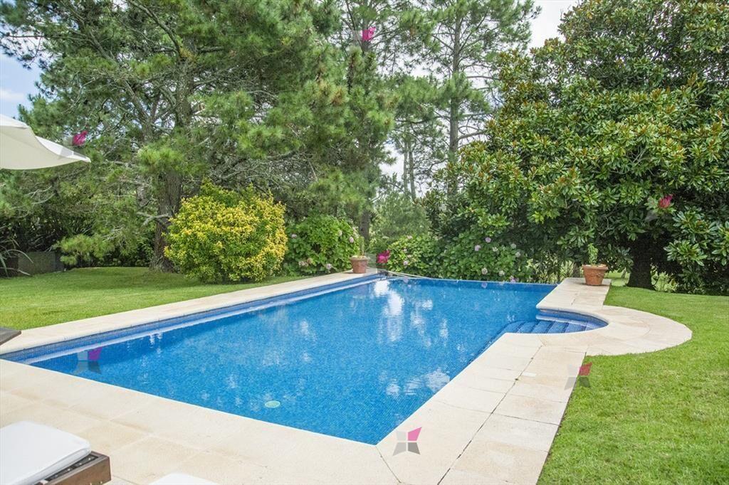 VENTA DE CASA DE 5 DORMITORIOS EN GOLF PUNTA DEL ESTE