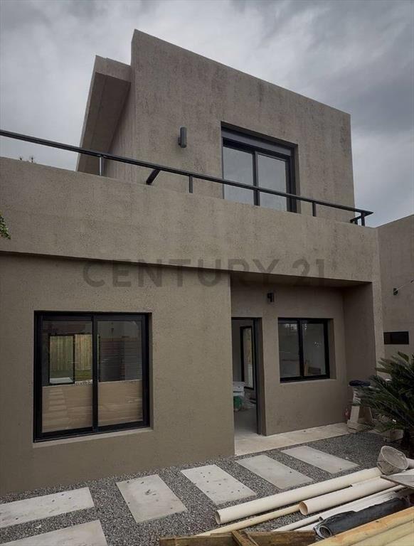 Exclusiva casa de dos plantas a mts del mar sobre la RAMB...
