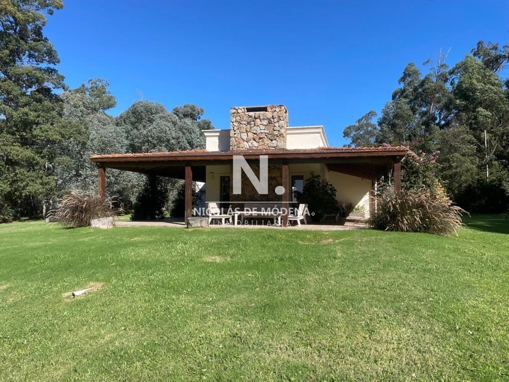 Vende impresionante casa en Punta Ballena de 2